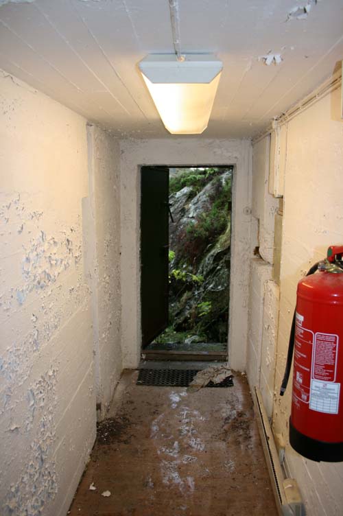 Kommandobunker mot utgangen. Legg merke til at lyset er på.JPG