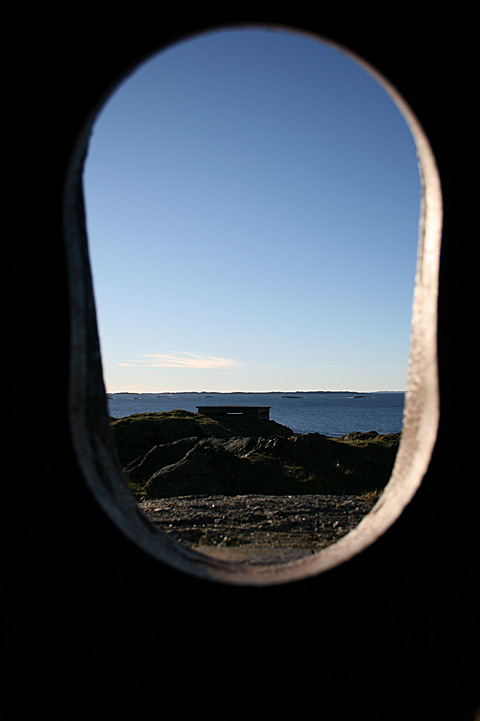 Utsikt fra innsiden av nordre kanontårn, mot kommandobunker.