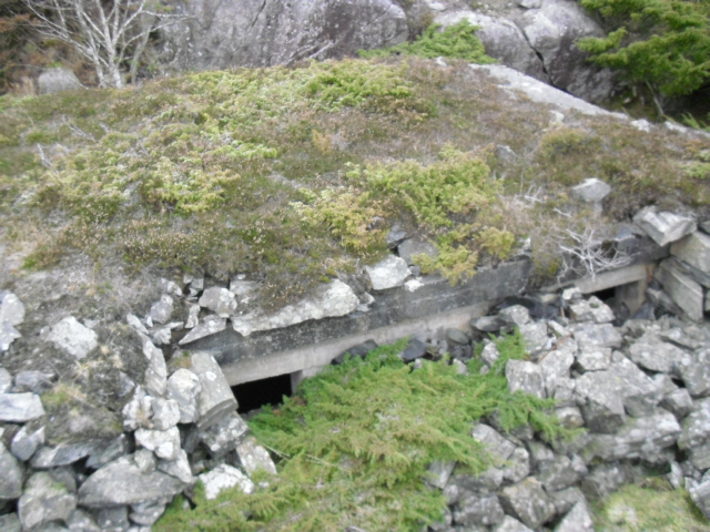 Oppholdsbunker for BK-personell .<br />Bombekasteren var rett ved bunkeren.<br />Den var plassert på et stativ som kunne rotere.
