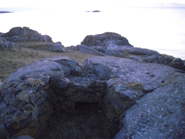 Legg merke til de tre meislede merkene i berget til høyre i bildet .Hva kan ha stått her ? Noen som har sett slike merker før?