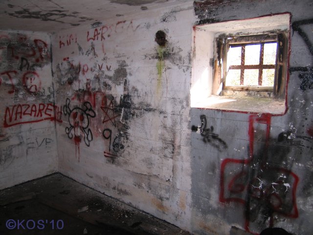 Innenfra bunker &quot;grønn nr.6&quot;<br />Her har det vært 'folk' før... (les:ungdommer på 70-tallet iflg. tagging)