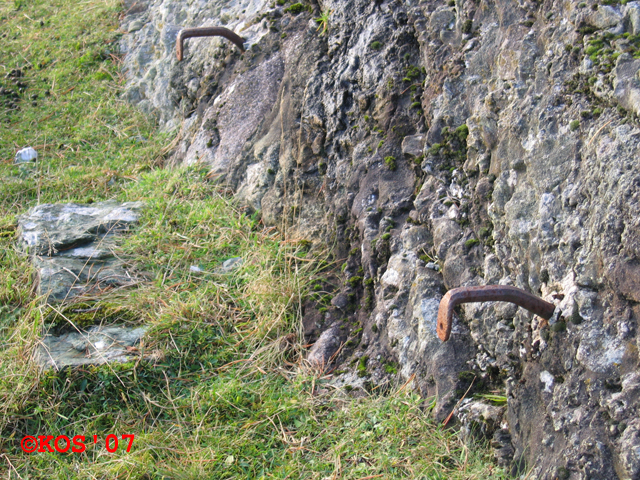 Braketter i bergveggen som vises ovenfra i forrige bilde.