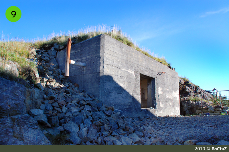 'Bunker 9', oppholdsbunker med pipa intakt.