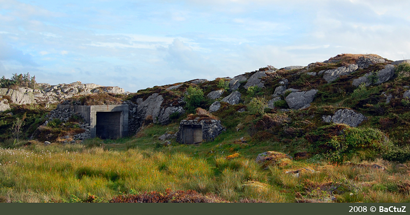 Garasje for aggregat, nisje og oppholdsbunker på høyden til høyre er hva vi ser her.
