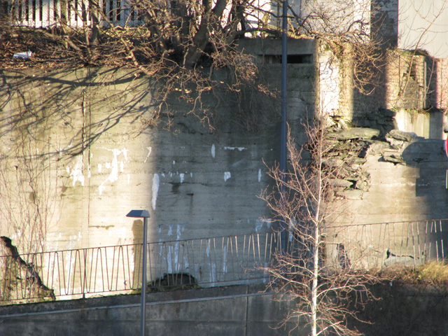 Bunker i sør fotografert fra Risøy-siden med 12xZoom. Den har kun skyteskår mot vest.