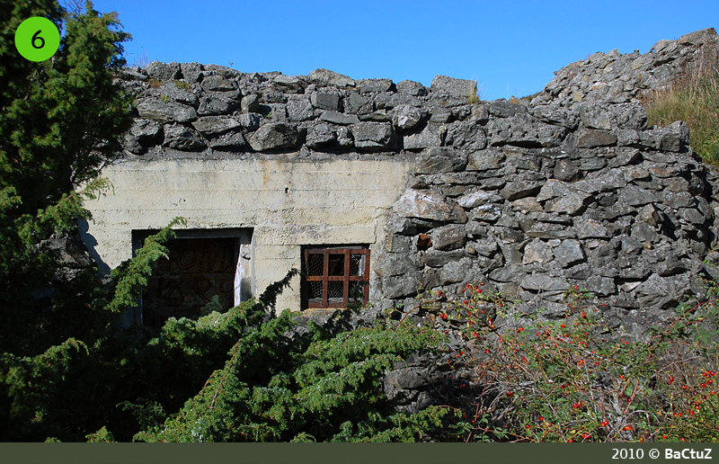 Bunker 6. Oppholdsbunker for kanonmannskapet i kanonstilling 4. Stillingen ser vi muren av oppe til høyre i bildet.