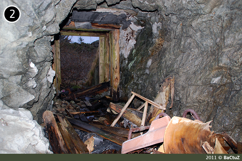'Hule 2' inni sett mot utgangen lengst bort fra 'bunker 6'. Masse skrot også i denne hulen...