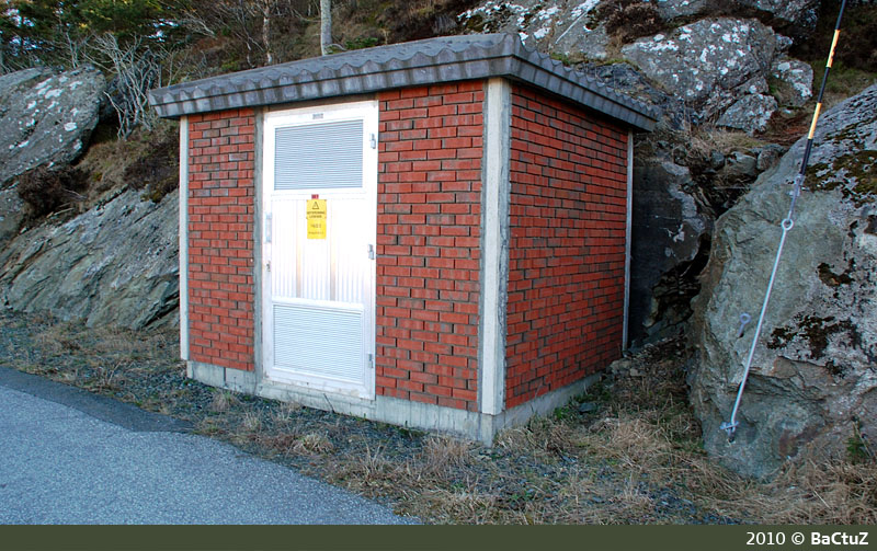 Trafokiosken gjør en god jobb med å skjule det som ligger bak...