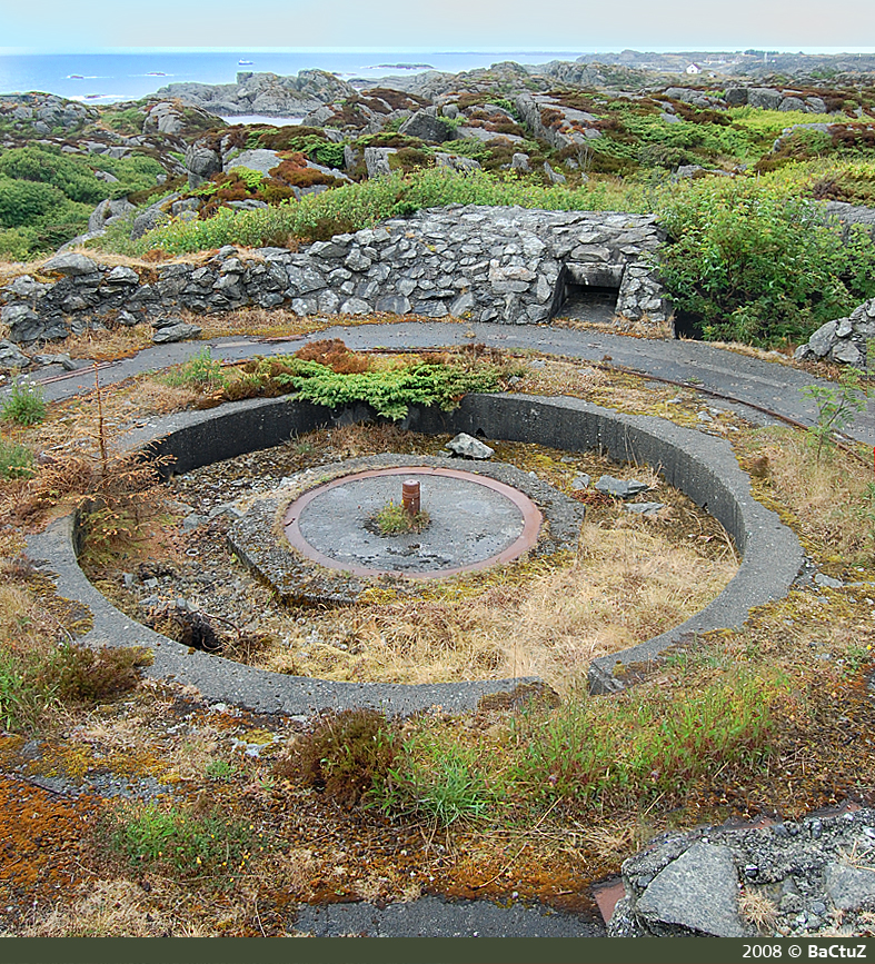 Kanonstilling 5 sett mot nordvest - og ja Eagle Wind, det er Vikene-huset vi ser i bakgrunnen på dette bildet også :)