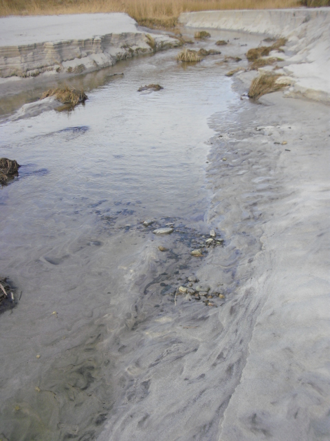 Bekken har nå gravd seg dypt ned i sanden og småstein er blitt synlig enkelte steder. Tror vi kan si at bekken nå ligger "på 1945 nivå" .