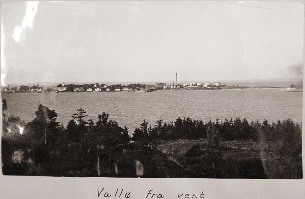 Vallø_fra_vest_før_bombingen_sm.jpg