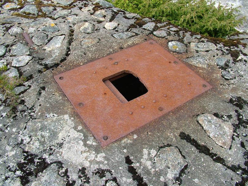 Litt off topic, men her er samme plate, dog litt modifisert, brukt i taket på &amp;quot;leitstand&amp;quot; på HKB Nordheim. Ukjent formål, men vil tippe en form for periskop?