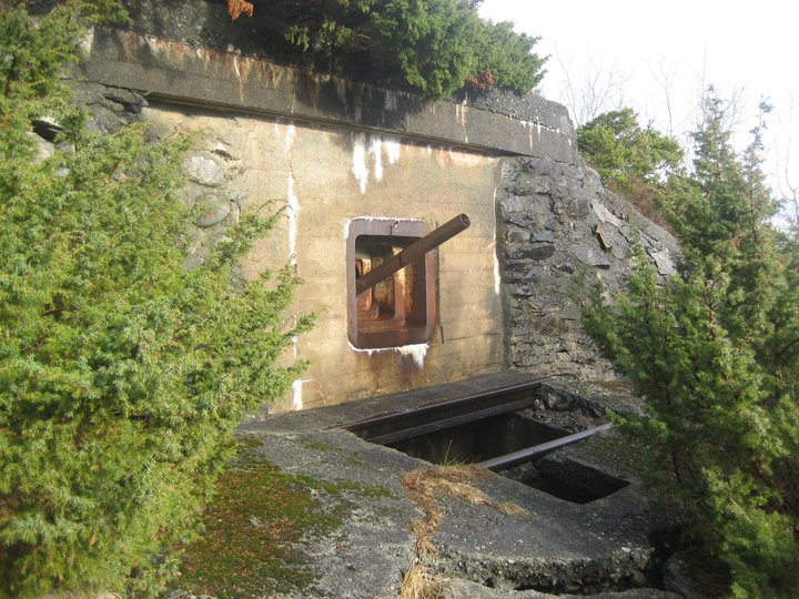 Bunker for 4,7cm Skoda antitank-kanon. Dekket innkjørselen til batteriet, fra Hareid/Brandal.