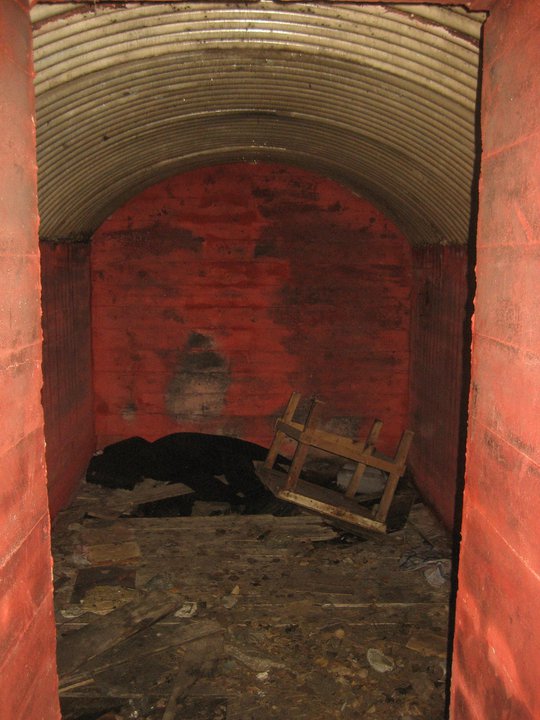 Inne i en av bunkerne v. innkjørselen til batteriområdet. Bunkeren er tilkoblet løpegraver til skytestillinger.