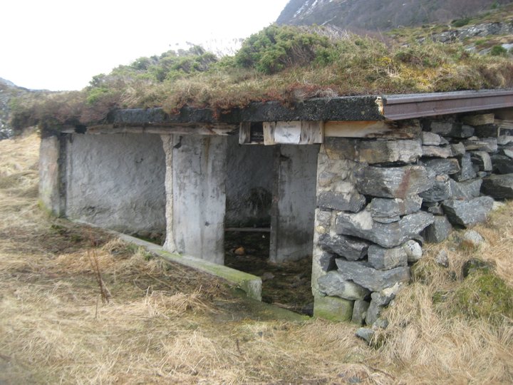 Vaktarrest inne på batteriområdet. Grunnmurene til denne er fra huset til Alf Kvitnes, som ble revet i 1942.