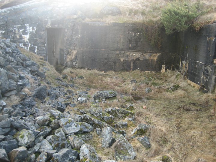 Tunnellen fra sambandsbunkeren fører opp hit. Her lå en oppholds/boligbunker. Pr. i dag rasert!