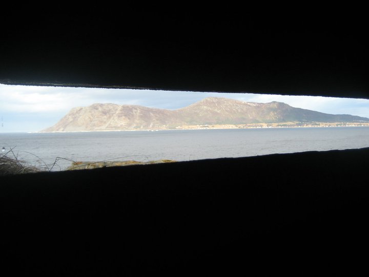 Inne i kommandobunkeren, ut mot fjorden gjennom observasjonsåpning.