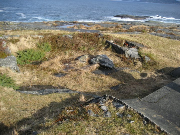 En av de to kanonstillingene som ligger oppe på berget på selve Kvitneset. 10,5cm stilling, som senere ble omgjort til 8,8cm. De to andre stillingene lå på Klombra.