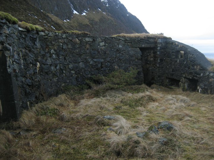 Stilling for 60cm Lyskaster. En 150cm lyskaster skal ha stått her, inntil den ble flyttet ut på Buhammaren. Bunker i bakre del, og løpegrav til kommandobunker.