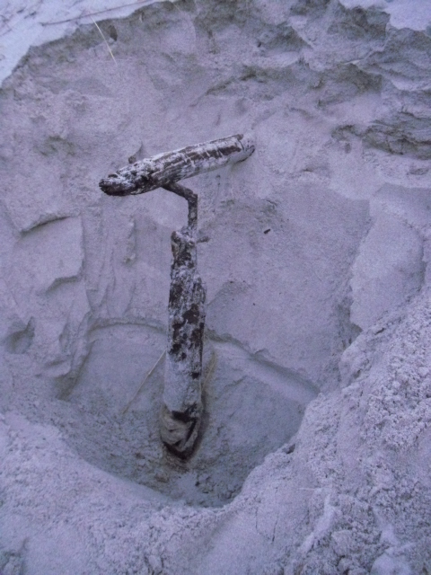 Fikk gravd opp noen stokker i dag også .<br />Den loddrette stokken var knekt .