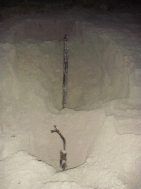 Gravde frem den liggende stokken .<br />Sanden raste stadig ned ,men fikk omsider satt den sånn sirka på "på plass".