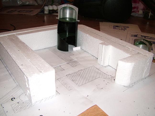 Samme utgangspunkt med 1/35 grundriss i bunn. Dette blir et viktig hjelpemiddel med tanke på innervegger, dørkarmer osv.<br />sjakten til panserkuppelen er rett og slett en bit med takrenne. Denne var 2mm fra å passe i skala, så det får gå.... Panserkuppel er