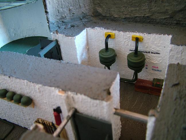 Ventilasjonsanlegget er bygget av diverse felger og rør fra 1/32 Volvoen :-) Skriften på vegen er printet up på papir og &amp;quot;malt inn&amp;quot; i veggen.