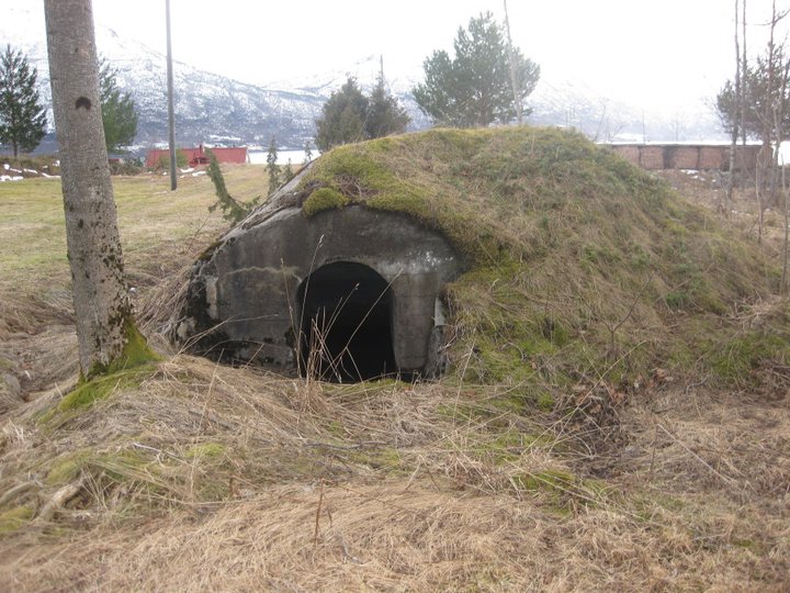 Mindre dekningsbunker på marken, nesten oppe v. hovedveien.