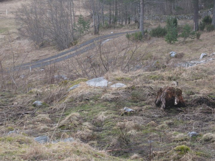 Gjenfylt nærforsvarstilling/MG-stilling (i betong) foran kommandobunkeren.