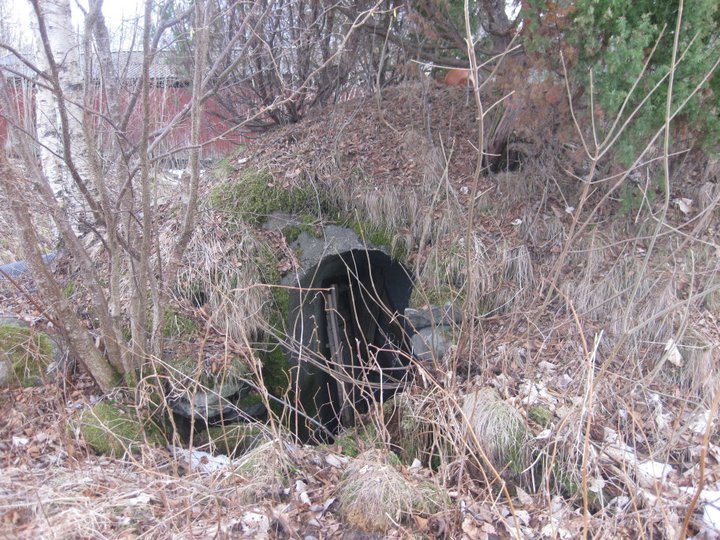 Mindre dekningsbunker v. veien ned til gårdshuset som ble rekvirert av tyskerne og hvor batterisjefen var innkvartert. Samme bunker, sett forfra. Trolig var dette dekningsbunkeren til en 2,5cm luftvernkanon som var plassert på marka like ved, i feltmessig utført stilling.