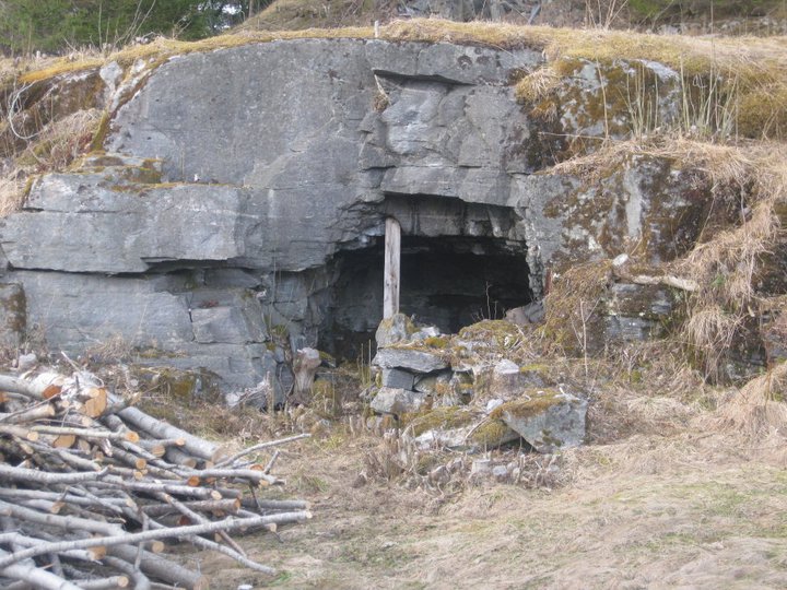 Påbegynt tunnelanlegg på marken ovenfor gårdshuset som ble rekvirert av tyskerne, hvor batterisjefen var innkvartert. Samme som forrige, men bildet er tatt nærmere. Dette tunnelanlegget ble trolig ikke fullført, før batteriet ble nedlagt i Oktober 1943.