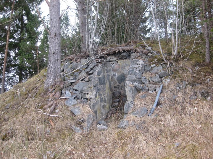 Legg til en beskrivelse<br />Løpegrav/skyttergrav i stein/betong v. Tøssesvingen.