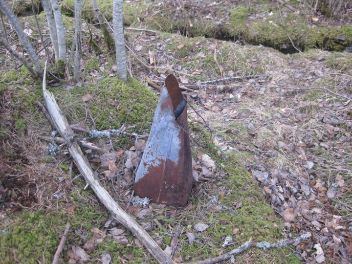 Noe skrot tyskerne har etterlatt seg?... V. løpegrav/skyttergrav av stein/betong v. Tøssesvingen.