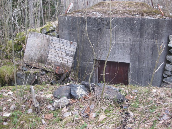 Løpegraven/skyttergraven v. Tøssesvingen fører til denne såkalte &quot;Tobruk/Ringstand&quot;-bunkeren/skytestillingen.