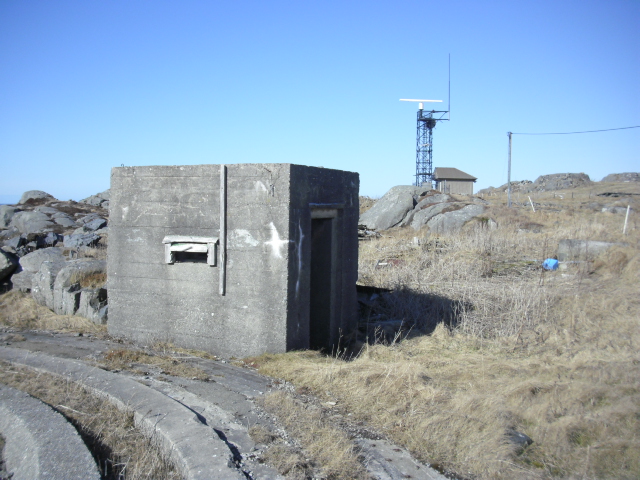 Det såg ut som den lille betonghytta har vert i bruk etter krigen. Det stod en solid trehylle i den ,men det eg la mest merke til var "vinduet" i den.