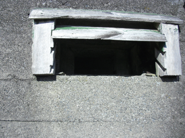 Er disse treplankene rundt "vinduet" på montert i krigen eller etter krigen?<br />Har ikke sett noe slikt andre steder.