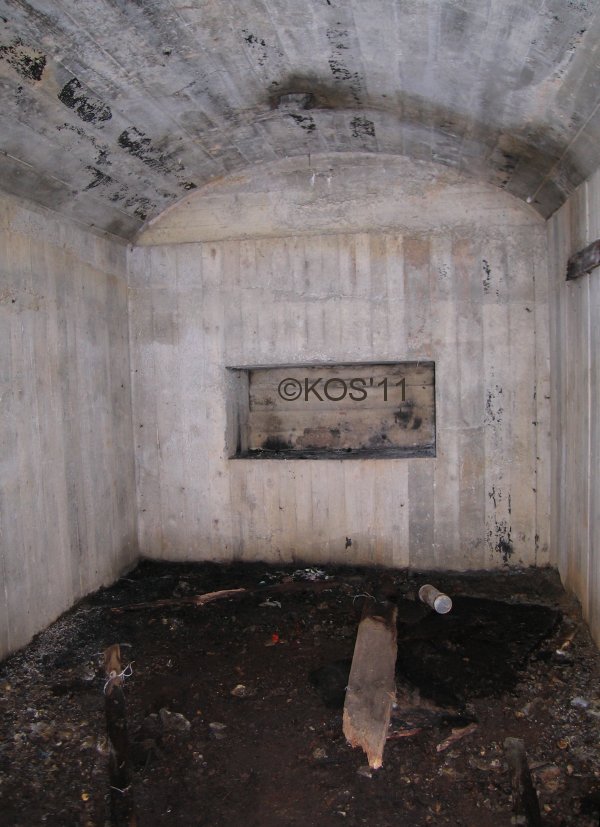En meterlang ammo.nisje er på plass som seg hør og bør i en MG-bunker.<br />Merk også ventilasjonskanal i taket.