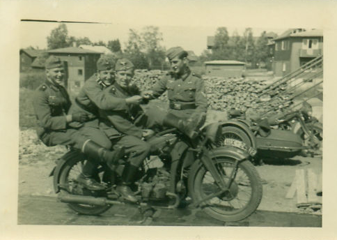 tre tyskere på en motorsykkel.png