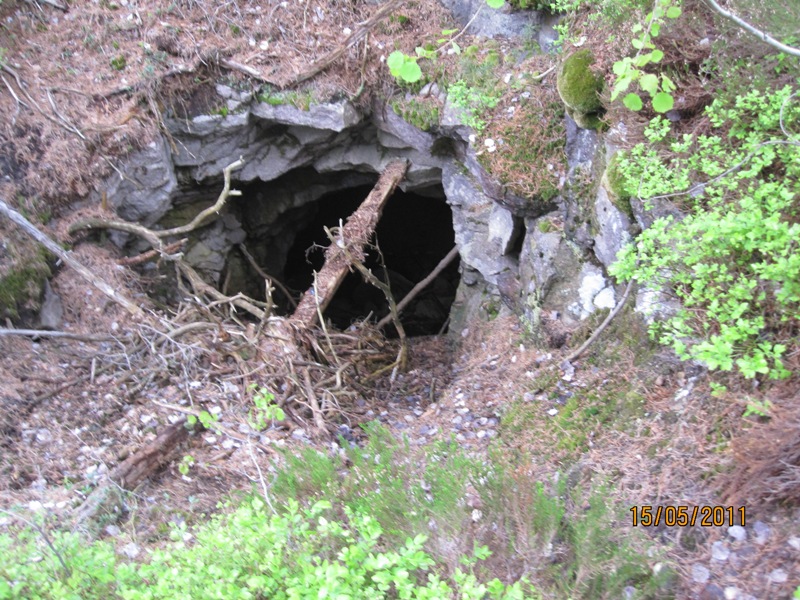 Dyp sjakt ned i tunnellene fra fjellet på oversiden.