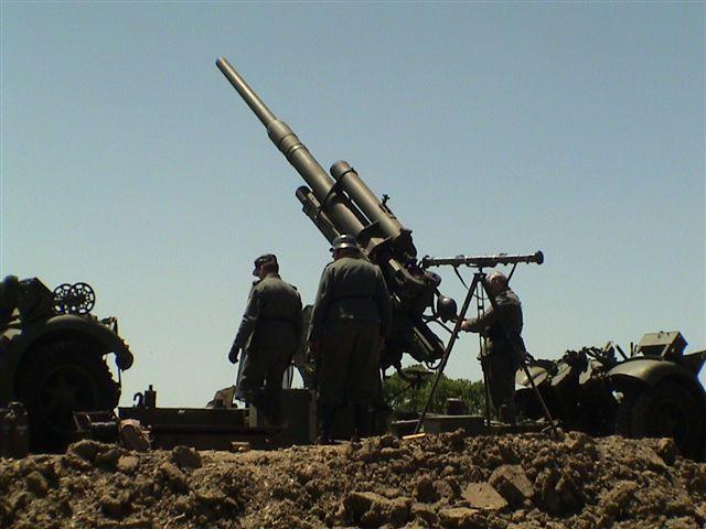 8,8 cm FLAK-Geschütz in Feuerstellung.jpg