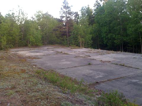 parkering ved fjellet.
