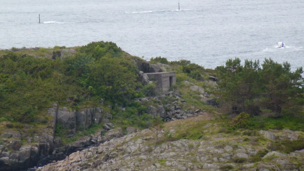 Hule i fjellet med Kalvøysund fort