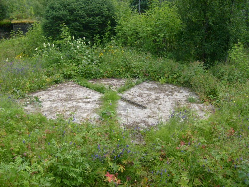 Støpt fundament med kabelrenne?<br />Ligger i brakke-området.Funksjon?