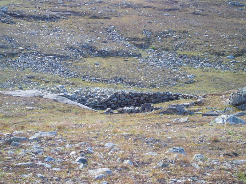 Rester av teltplass for krigsfanger.
