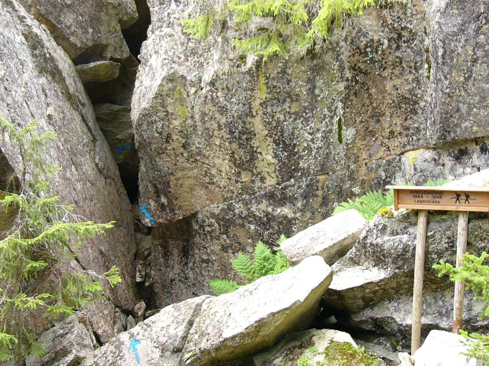 Våpenlageret til Hotell Sten i en fjellsprekk.  (Blå pil)