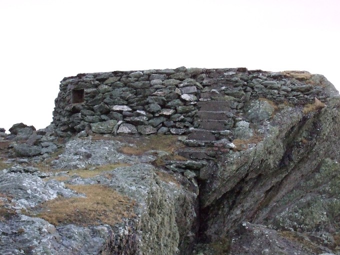Lyskasterstillingen sett fra nord-vest med trappen opp til stillingen.