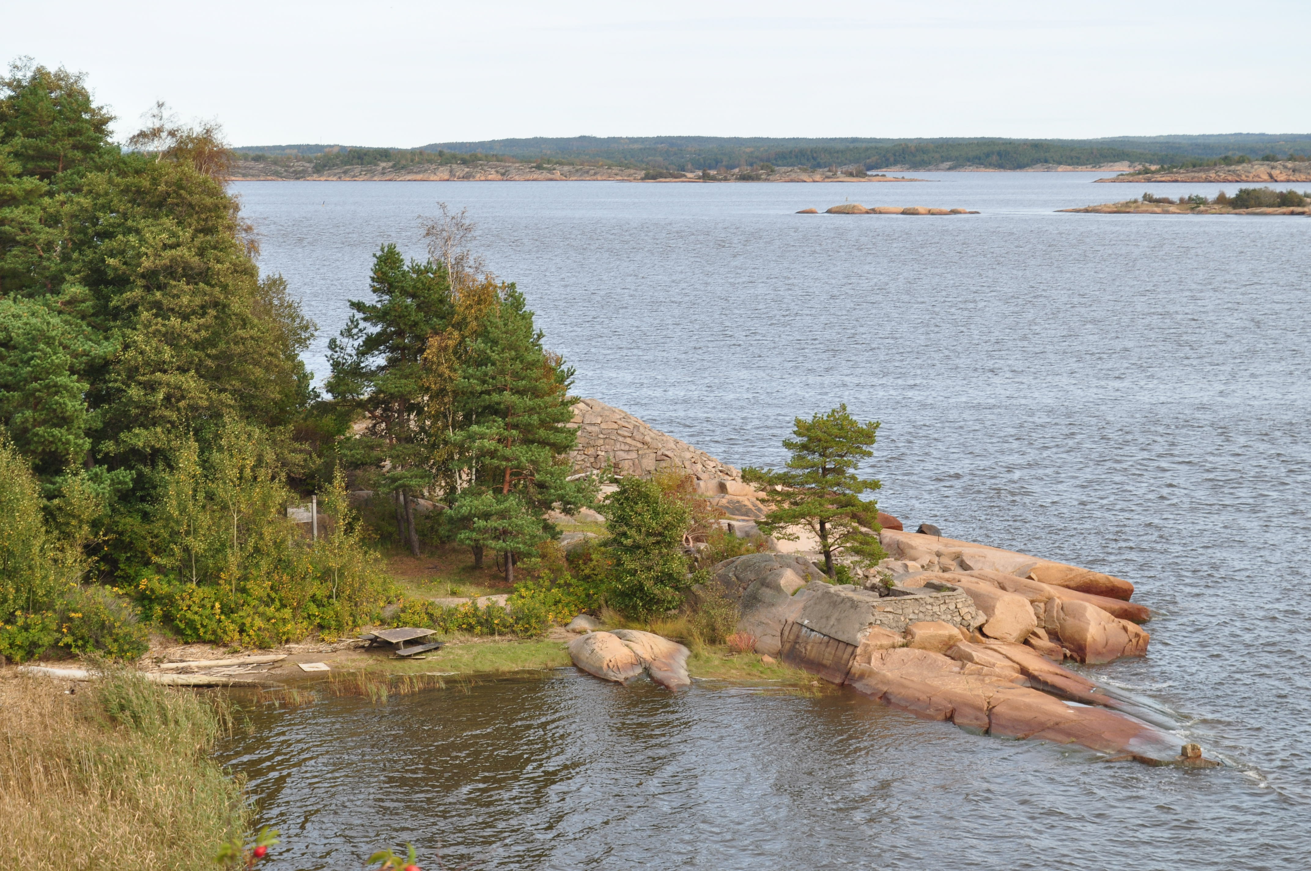 Ligger helt nede på pynten i høyre hjørne.