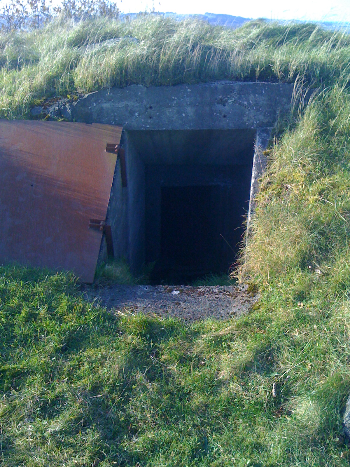 Inngangen til bunkeren oppe på Hellebergshøyden