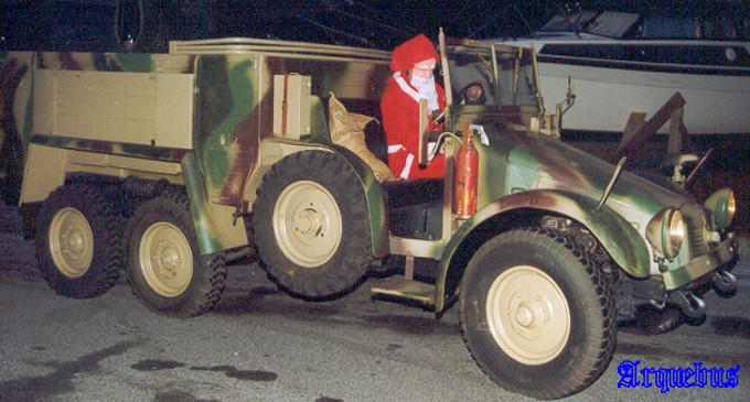 Juletrefest - julenissen kommer i Krupp Protze.jpg