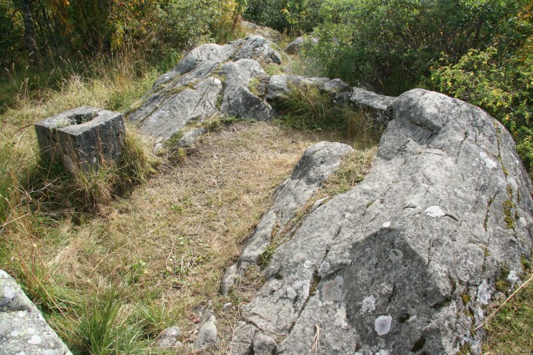 Kuhaugen, sokkel 1.jpg